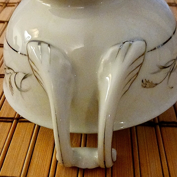 Vintage China - Platinum Garland Sugar Bowl & Lid manufactured by Harmony House - Picture 12 of 16